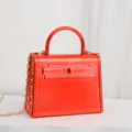 Sac à main Kelly rouge brillant, élégant sac bandoulière de soirée avec chaîne dorée femme. - Rouge