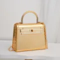 Mini sac à main de soirée métallique doré avec poignée supérieure et chaîne élégante. - Or