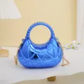 Sac à main géométrique en acrylique bleu brillant avec poignée ronde et chaîne dorée femme. - Bleu