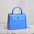 Mini sac à main bleu brillant, élégant sac bandoulière en acrylique avec chaîne dorée - Bleu