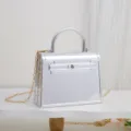 Mini borsa da sera metallizzata argentata con tracolla a catena dorata, elegante borsa. - Argento