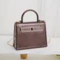 Mini borsa da sera metallica stile Kelly con catena, elegante finitura bronzo scuro. - Nero