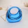 Mini sac bandoulière croissant en acrylique bleu métallique avec chaîne dorée - Bleu