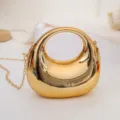 Sac bandoulière mini croissant doré métallique avec chaîne élégante pour femmes. - Or
