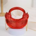 Sac à main boulette en acrylique rouge avec chaîne dorée, pochette rigide plissée élégante. - Rouge