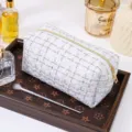 Weißer Tweed Kosmetikbeutel mit goldenem Reißverschluss, elegante Make-up Tasche für Pflegeprodukte. - Weiß