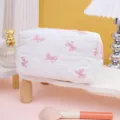 Trousse de maquillage matelassée avec nœud rose, pochette de rangement portable et mignonne. - Blanc avec noeud rose