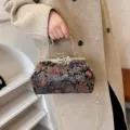Elegante chinesische Vintage-Handtasche mit Blumenstickerei und einer goldenen Kette - Schwarz