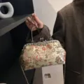 Vintage chinesische Handtasche mit Blumenstickerei, Metallverschluss und Goldkette - Gold