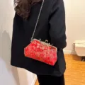 Rote, retro bestickte Mundgoldtasche mit goldener Kette für Damen, Tasche im China-Stil - Rot