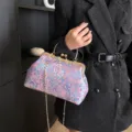 Sac à main élégant en brocart floral rose avec fermoir doré et bandoulière chaîne - Rose