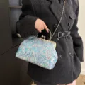 Sac à main élégant de style chinois à fleurs bleues avec fermoir et chaîne dorée - Bleu