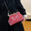 Sac à main élégant en brocart chinois rouge avec fermoir vintage et chaîne - Rouge