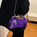 Bolso Qipao elegante de satén morado con bordado de mariposas y asa de bambú - Púrpura