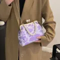 Elegante violette Handtasche im chinesischen Vintage-Stil mit Perlengriff und goldener Kette - Weiß