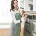 Tablier de cuisine en tissu rayé vert réglable avec essuie-mains intégré pour cuisiner. - Vert