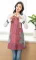 Tablier de cuisine en coton réglable avec poches essuie-mains, design rayé rouge et blanc. - Rouge