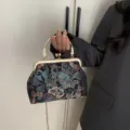 Elegante borsa a mano vintage ricamata con chiusura dorata e tracolla a catena per Hanfu - Nero