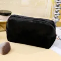 Trousse de maquillage noire en peluche pour voyage, pochette douce avec fermeture éclair. - Noir