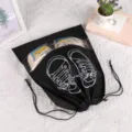 Sacca porta scarpe nera in tessuto non tessuto con finestra trasparente e stampa sneaker. - Grande 32*44 / Nero