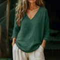 Vista di dettaglio del top casual ampio verde scuro da donna a maniche lunghe con scollo a V morbido. - 2XL / Verde Scuro