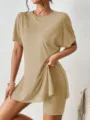 Toma detallada de un top informal de color liso con mangas murciélago y short ajustado. - Caqui