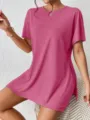 Vista detallada de la camiseta informal lisa con mangas murciélago y pantalones cortos. - Rosa