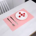 Vista detallada de la alfombrilla rosa antideslizante impermeable para cajón de cocina. - Paquete de 4 Piezas / Rosa