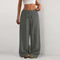 Vista dettagliata dei pantaloni casual larghi grigi stropicciati da donna con comoda coulisse. - Grigio scuro