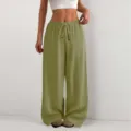 Vista dettagliata di pantaloni ampi casual verde oliva con vita elasticizzata con coulisse e tessuto. - Verde militare