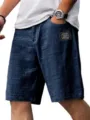Dettaglio pantaloncini casual uomo con tessuto blu testurizzato ed etichetta tasca. - 3XL / Marrone
