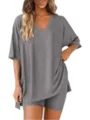Top a maniche corte con scollo a V grigio e set loungewear coordinato per uno stile rilassato. - Taglia S / Grigio