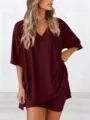 Λεπτομέρεια σετ loungewear σε μπορντό με V λαιμόκοψη και άνετη χαλαρή γραμμή με απαλό ύφασμα. - Μπορντό