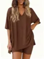 Λεπτομερής όψη του κομψού καφέ χαλαρού τοπ loungewear με V λαιμόκοψη και ασορτί σορτς. - Καφέ