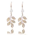 Élégantes boucles d'oreilles pendantes en feuilles dorées baroques avec perles blanches - Boucles d'oreilles perles feuilles d'or
