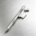 Gedetailleerde close-up van de creatieve zilveren sniper rifle gelpen met realistisch ontwerp. - 0.5mm Blauwe Inkt / Weapon King uitwisbare pen - Zilverwit