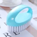 Brosse de nettoyage ovale bleue avec poils souples blancs, idéale pour le linge et les chaussures. - Bleu