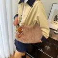 Weiche flauschige Crossbody-Tasche aus Kunstpelz in Braun für die Herbst-Winter-Mode - Mit Anhänger / Khaki