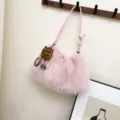 Weiche rosa Kunstfelltasche mit niedlichem Plüschpuppen-Anhänger für den Winter - Mit Anhänger / Rosa