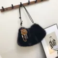 Elegante schwarze Kunstpelz-Tote-Bag für den Winter mit weicher Oberfläche und Plüsch-Anhänger - Mit Anhänger / Schwarz