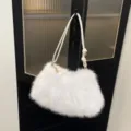 Elegante plüschige weiße Kunstfell-Schultertasche für den stilvollen Pendelverkehr - Einzelne Tasche / Weiß