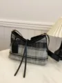 Bolso tote de lona a rayas blancas y negras de estilo coreano retro con cuero - Negro