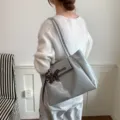 Große graue Tragetasche aus weichem Leder mit einem modischen Vintage-Falten-Design - Mit Schmetterlingsanhänger / Grau