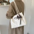 Große cremeweiße Tragetasche aus weichem Leder mit Schmetterlingsanhänger für Damen - Mit Schmetterlingsanhänger / Weiß