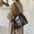 Vintage-Tragetasche aus weichem Leder mit großer Kapazität und Falten in Dunkelbraun - Einzelne Tasche / Kaffeebraun