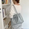 Hochwertige Tragetasche aus grauem weichem Leder mit stilvollem Retro-Faltendesign - Einzelne Tasche / Grau