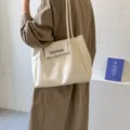 Elegante cremefarbene Tragetasche aus weichem Leder mit Vintage-Falten und schmalen Trägern - Einzelne Tasche / Weiß
