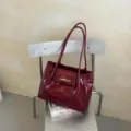 Retro burgunderrote Tragetasche aus weichem Leder mit Plissee-Design und viel Platz - Einzelne Tasche / Rot