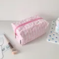 Nahaufnahme der rosa karierten Kosmetiktasche mit gestickter Schleife und Reißverschluss - Federmappe / Rosa