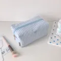 Minimalistische blau-weiß gestreifte Kosmetiktasche mit süßem besticktem Schleifendetail. - Federmappe / Blau